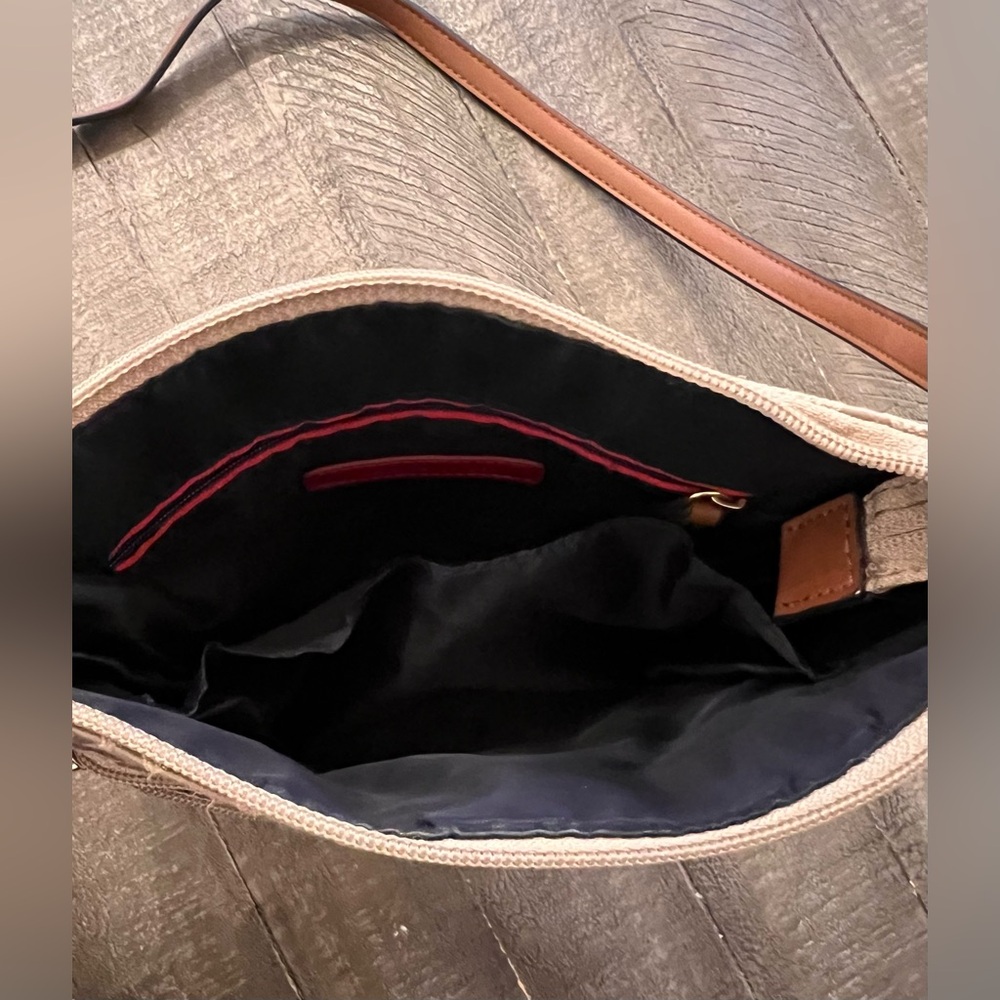 Tommy Hilfiger Crossbody EUC - Picture 7 of 11